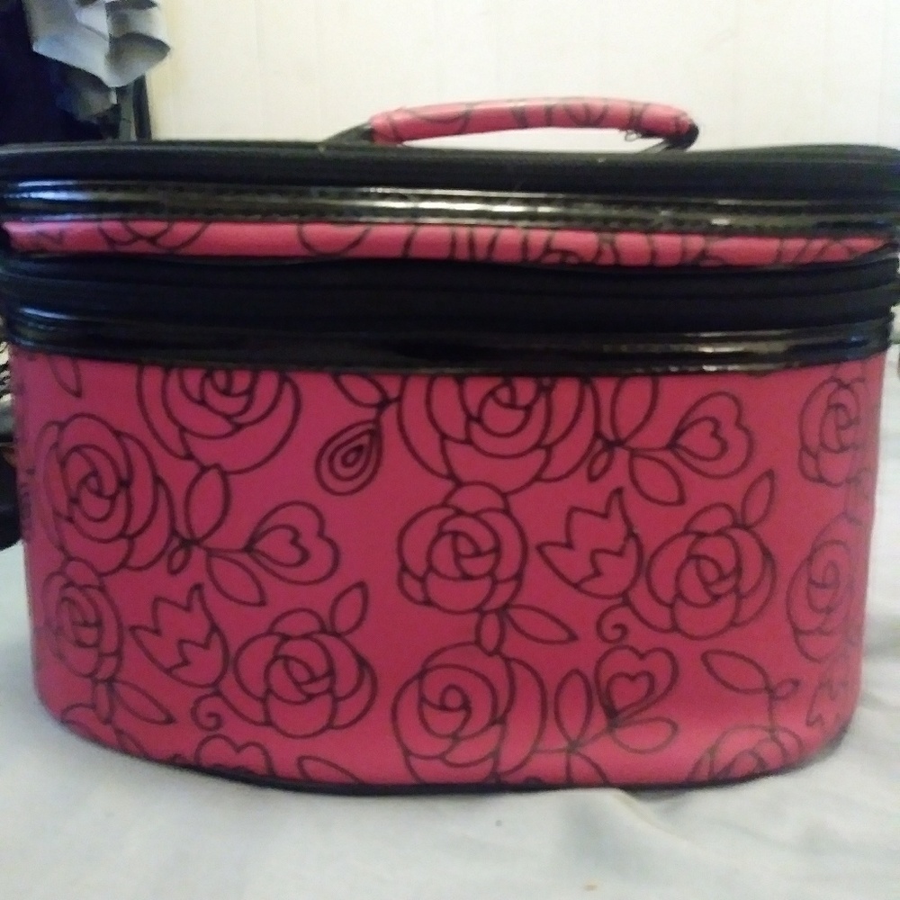 Spacious make-up case. Great for traveling